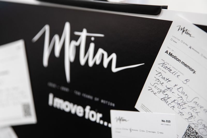 The I move for wall with guest cards